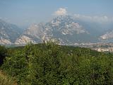  Felmasztunk az Arco folotti sziklak tovebe hogy sziklat masszunk. A Garda to vege es Riva Di Garda a latkepen.